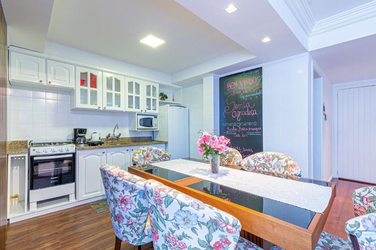 Amplo Apartamento Ao Lado Da Rua Coberta Gramado Exteriör bild